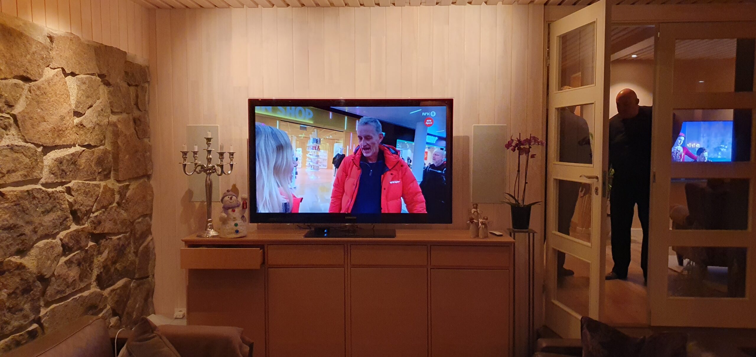 Stue, Finstue, Spisestue, TV-Stue innredning med integrert lyd og bilde system med innfelte arkitektur høyttalere