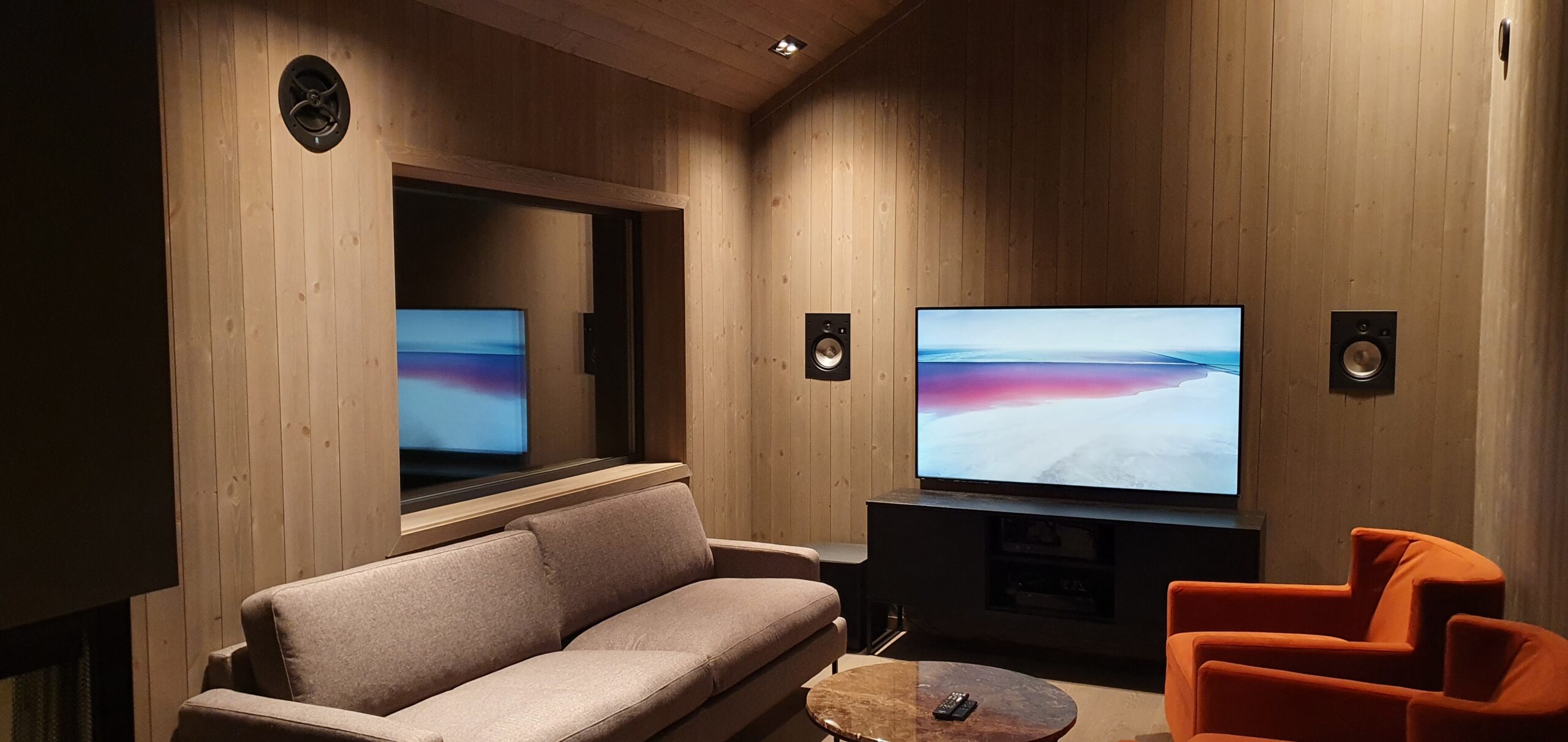 Stue, Finstue, Spisestue, TV-Stue innredning med integrert lyd og bilde system med innfelte arkitektur høyttalere
